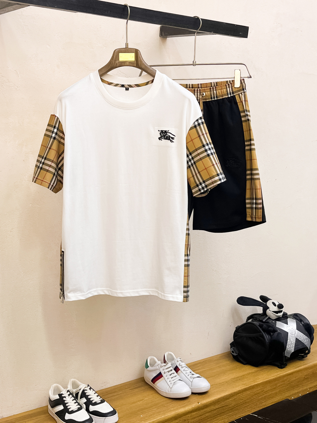 NO:410187,Burberry is a top-quality classic short-sleeved suit in spring and summer, exquisite craftsmanship counter fabric, top-level elements are fusion, classic short-sleeved three-standard standard, fashionable men, whether it is the comfort of the upper body or the incomparable existence, it can be said that everyone has a must-have set in summer. Number of numbers M-XXXL, burberry, T-shirt, alexander wang19860909巴宝莉 春夏顶级经典短袖套装,精致工艺专柜面料,顶级元素融合打造,经典短袖3标齐全,潮男时尚,无论是上身舒适度还是都是无可比拟的存在,可以说是夏日必备人手一套 码数M-XXXL,,burberry,T-shirt,alexander wang,Men's clothing