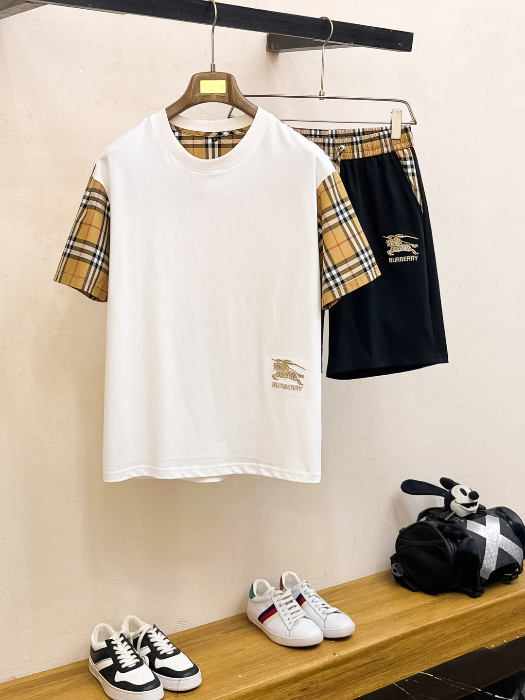 NO:410199,Burberry is a top-quality classic short-sleeved suit in spring and summer, exquisite craftsmanship counter fabric, top-level elements are fusion, classic short-sleeved three-standard standard, fashionable men, whether it is the comfort of the upper body or the incomparable existence, it can be said that everyone has a must-have set in summer. Number of numbers M-XXXL, burberry, T-shirt, alexander wang19860909巴宝莉 春夏顶级经典短袖套装,精致工艺专柜面料,顶级元素融合打造,经典短袖3标齐全,潮男时尚,无论是上身舒适度还是都是无可比拟的存在,可以说是夏日必备人手一套 码数M-XXXL,,burberry,T-shirt,alexander wang,Men's clothing