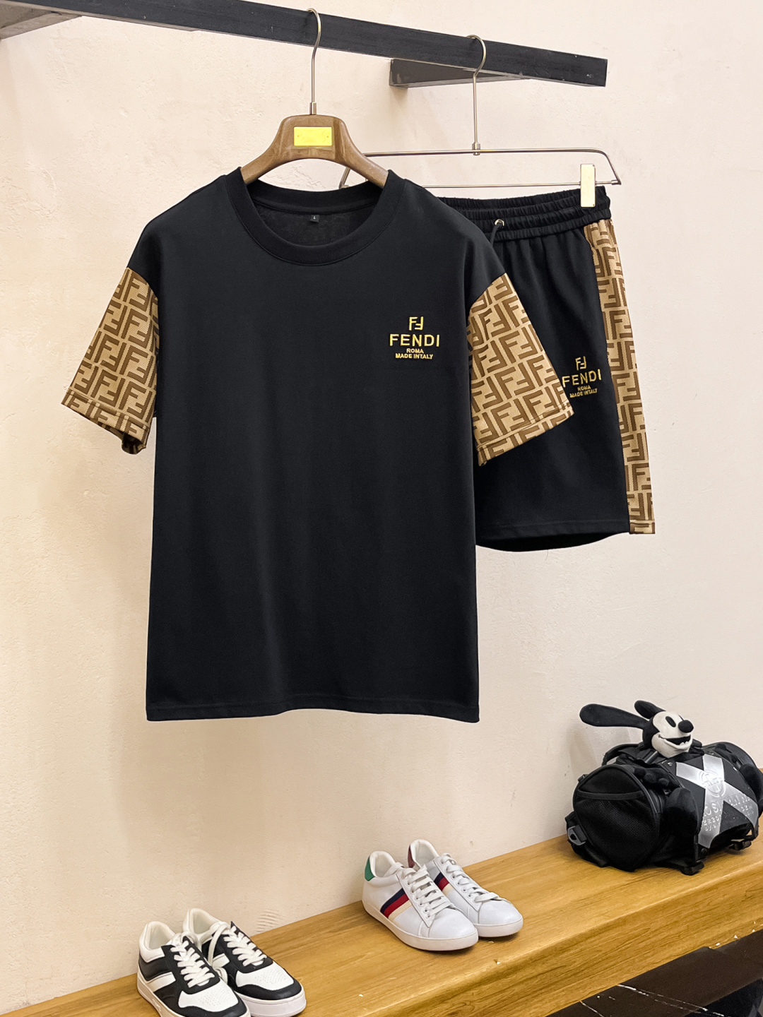 NO:410141,Fendi Spring and summer top classic short-sleeved suit, exquisite craftsmanship counter fabric, top-level elements fusion, classic short-sleeved three-standard standard, trendy men's fashion, whether it is the comfort of the upper body or the incomparable existence, it can be said that everyone has a must-have set in summer. Number of numbers M-XXXL, fendi, T-shirt, alexander wang19860909芬迪 春夏顶级经典短袖套装,精致工艺专柜面料,顶级元素融合打造,经典短袖3标齐全,潮男时尚,无论是上身舒适度还是都是无可比拟的存在,可以说是夏日必备人手一套 码数M-XXXL,,fendi,T-shirt,alexander wang,Men's clothing