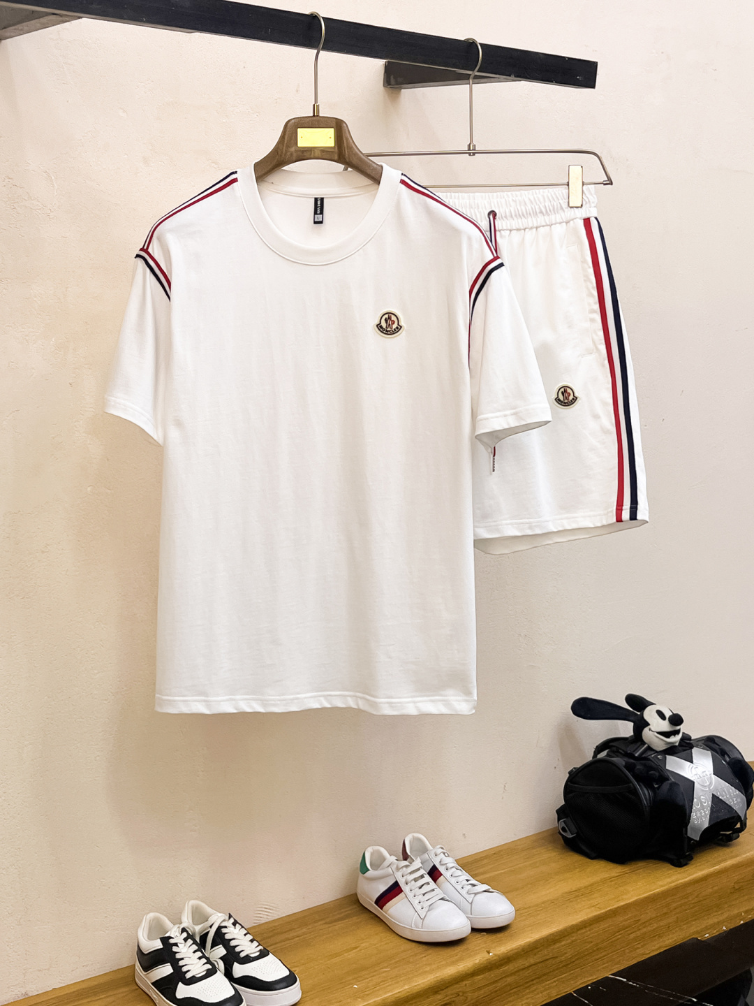 NO:410181,The top classic short-sleeved suit in spring and summer, exquisite craftsmanship counter fabric, top-level elements fusion, classic short-sleeved three-standard logo, trendy men's fashion, whether it is the comfort of the upper body or the incomparable existence, it can be said that everyone has a must-have set in summer. Number of numbers M-XXXL, Moncler, T-shirt, alexander wang19860909蒙口 春夏顶级经典短袖套装,精致工艺专柜面料,顶级元素融合打造,经典短袖3标齐全,潮男时尚,无论是上身舒适度还是都是无可比拟的存在,可以说是夏日必备人手一套 码数M-XXXL,,Moncler,T-shirt,alexander wang,Men's clothing