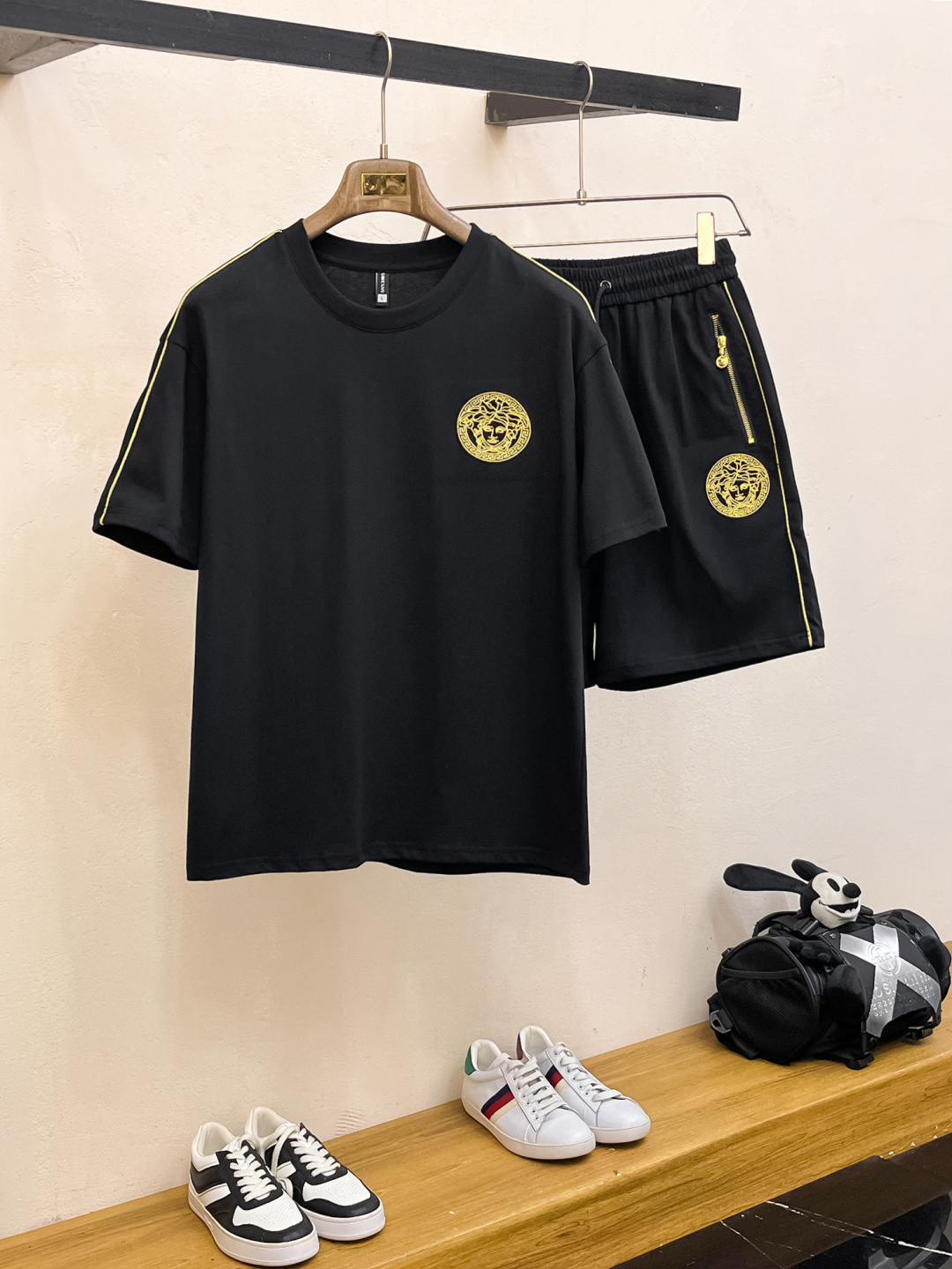 NO:410177,Versace is a top-quality classic short-sleeved suit in spring and summer, exquisite craftsmanship counter fabric, top-level elements are fusion, classic short-sleeved three-standard standard, fashionable men, whether it is the comfort of the upper body or the incomparable existence, it can be said that everyone has a must-have set in summer. Number of numbers M-XXXL, versace, T-shirt, alexander wang19860909范思哲 春夏顶级经典短袖套装,精致工艺专柜面料,顶级元素融合打造,经典短袖3标齐全,潮男时尚,无论是上身舒适度还是都是无可比拟的存在,可以说是夏日必备人手一套 码数M-XXXL,,versace,T-shirt,alexander wang,Men's clothing