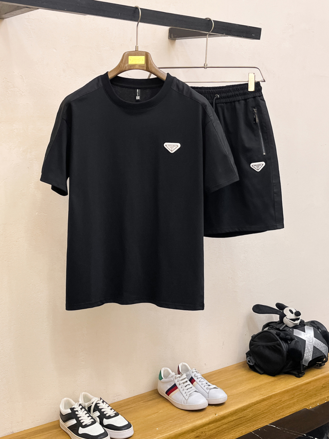 NO:410140,Prada is a top-quality classic short-sleeved suit in spring and summer, exquisite craftsmanship counter fabric, top-level elements are fusion, classic short-sleeved three-standard standard, fashionable men, whether it is the comfort of the upper body or the incomparable existence, it can be said that everyone has a must-have set in summer. Number of numbers M-XXXL, prada, T-shirt, alexander wang19860909普拉达 春夏顶级经典短袖套装,精致工艺专柜面料,顶级元素融合打造,经典短袖3标齐全,潮男时尚,无论是上身舒适度还是都是无可比拟的存在,可以说是夏日必备人手一套 码数M-XXXL,,prada,T-shirt,alexander wang,Men's clothing