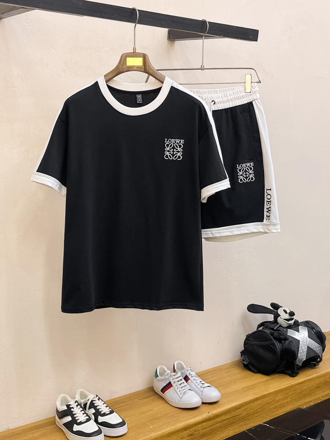 NO:410189,Luo Yiwei Spring and summer top classic short-sleeved suit, exquisite craftsmanship counter fabric, top-level elements fusion, classic short-sleeved three-standard standard, trendy men's fashion, whether it is the comfort of the upper body or the incomparable existence, it can be said that everyone has a must-have set in summer. Number of numbers M-XXXL, loewe, T-shirt, alexander wang19860909罗意威 春夏顶级经典短袖套装,精致工艺专柜面料,顶级元素融合打造,经典短袖3标齐全,潮男时尚,无论是上身舒适度还是都是无可比拟的存在,可以说是夏日必备人手一套 码数M-XXXL,,loewe,T-shirt,alexander wang,Men's clothing