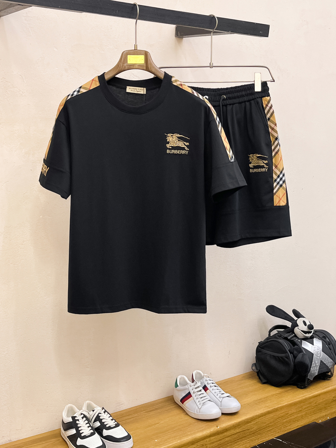 NO:410148,Burberry is a top-quality classic short-sleeved suit in spring and summer, exquisite craftsmanship counter fabric, top-level elements are fusion, classic short-sleeved three-standard standard, fashionable men, whether it is the comfort of the upper body or the incomparable existence, it can be said that everyone has a must-have set in summer. Number of numbers M-XXXL, burberry, T-shirt, alexander wang19860909巴宝莉 春夏顶级经典短袖套装,精致工艺专柜面料,顶级元素融合打造,经典短袖3标齐全,潮男时尚,无论是上身舒适度还是都是无可比拟的存在,可以说是夏日必备人手一套 码数M-XXXL,,burberry,T-shirt,alexander wang,Men's clothing