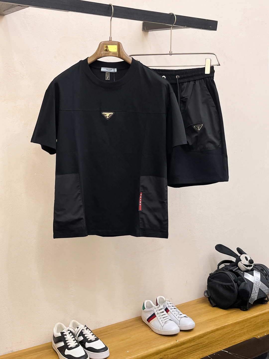 NO:410161,Prada is a top-quality classic short-sleeved suit in spring and summer, exquisite craftsmanship counter fabric, top-level elements are fusion, classic short-sleeved three-standard standard, fashionable men, whether it is the comfort of the upper body or the incomparable existence, it can be said that everyone has a must-have set in summer. Number of numbers M-XXXL, prada, T-shirt, alexander wang19860909普拉达 春夏顶级经典短袖套装,精致工艺专柜面料,顶级元素融合打造,经典短袖3标齐全,潮男时尚,无论是上身舒适度还是都是无可比拟的存在,可以说是夏日必备人手一套 码数M-XXXL,,prada,T-shirt,alexander wang,Men's clothing