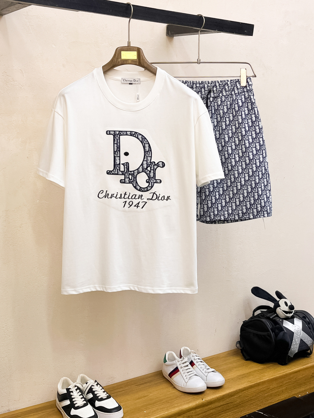 NO:410193,Dior Spring and summer top classic short-sleeved suit, exquisite craftsmanship counter fabric, top-level elements fusion, classic short-sleeved three-standard standard, trendy men's fashion, whether it is the comfort of the upper body or the incomparable existence, it can be said that everyone has a must-have set in summer. Number of numbers M-XXXL, dior, T-shirt, alexander wang19860909迪奥 春夏顶级经典短袖套装,精致工艺专柜面料,顶级元素融合打造,经典短袖3标齐全,潮男时尚,无论是上身舒适度还是都是无可比拟的存在,可以说是夏日必备人手一套 码数M-XXXL,,dior,T-shirt,alexander wang,Men's clothing