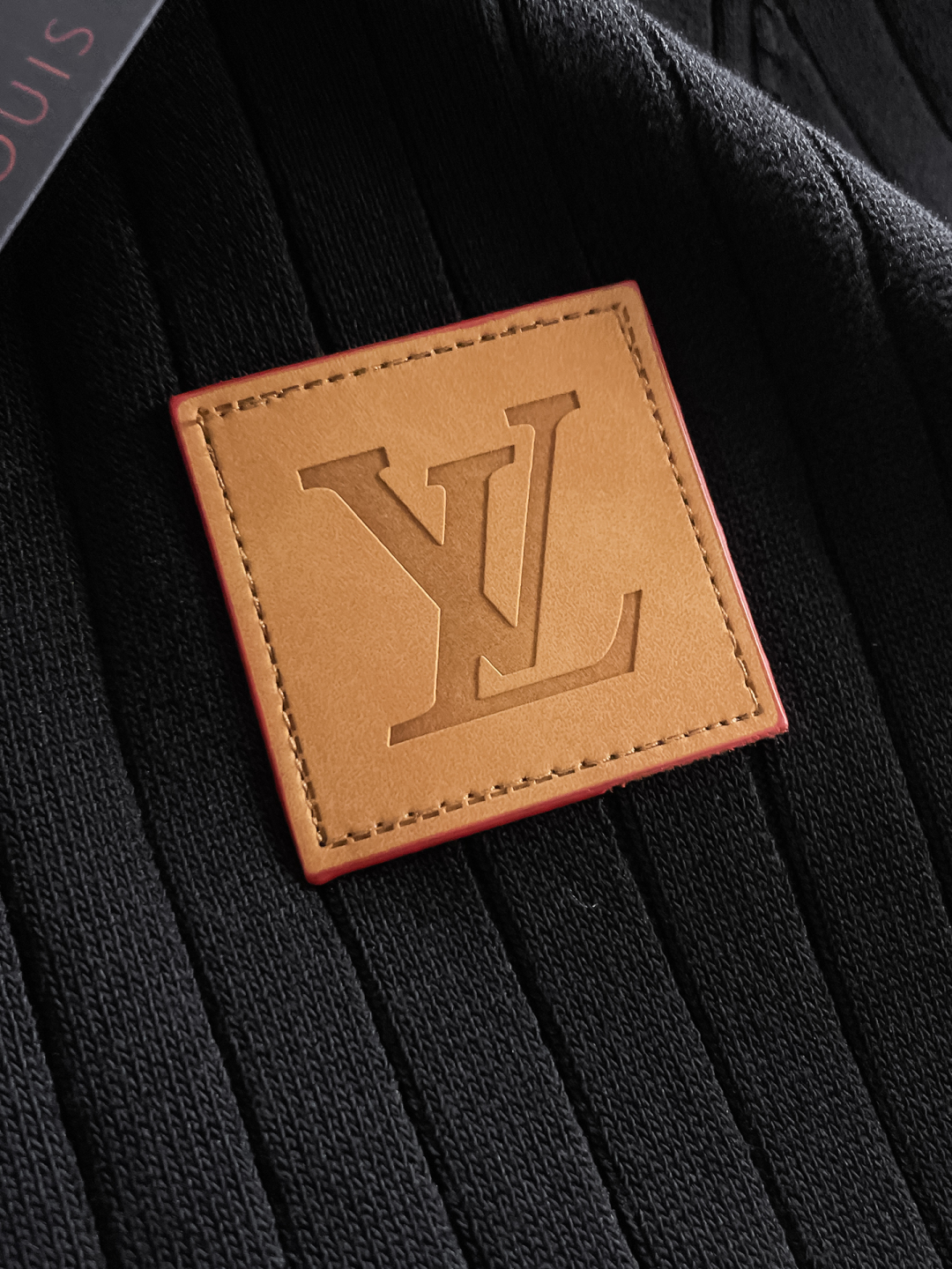 Louis Vuitton 2025 Spring/Summer Black Knit Polo Shirt with LV Patch 4 cmp i1748622608393 4771 0 2