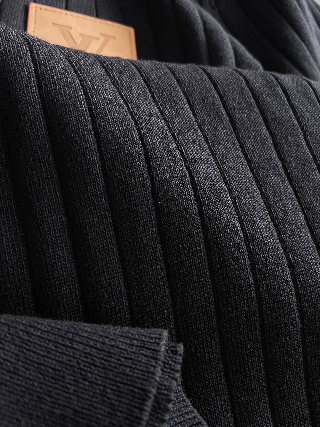 Louis Vuitton 2025 Spring/Summer Black Knit Polo Shirt with LV Patch 9 cmp i1748622634803 1962 0 7