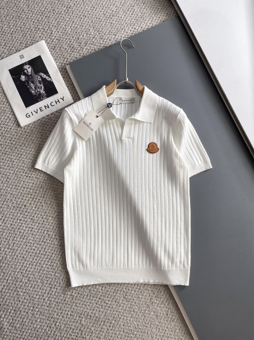 Moncler قميص بولو صيفي محبوك بأكمام قصيرة وشعار بارز 1 Moncler قميص بولو صيفي محبوك بأكمام قصيرة وشعار بارز