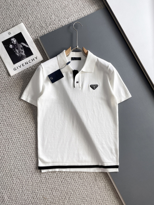 Polo Prada en maille avec broderie logo, collection printemps/été 2025 1 Polo Prada en maille avec broderie logo, collection printemps/été 2025