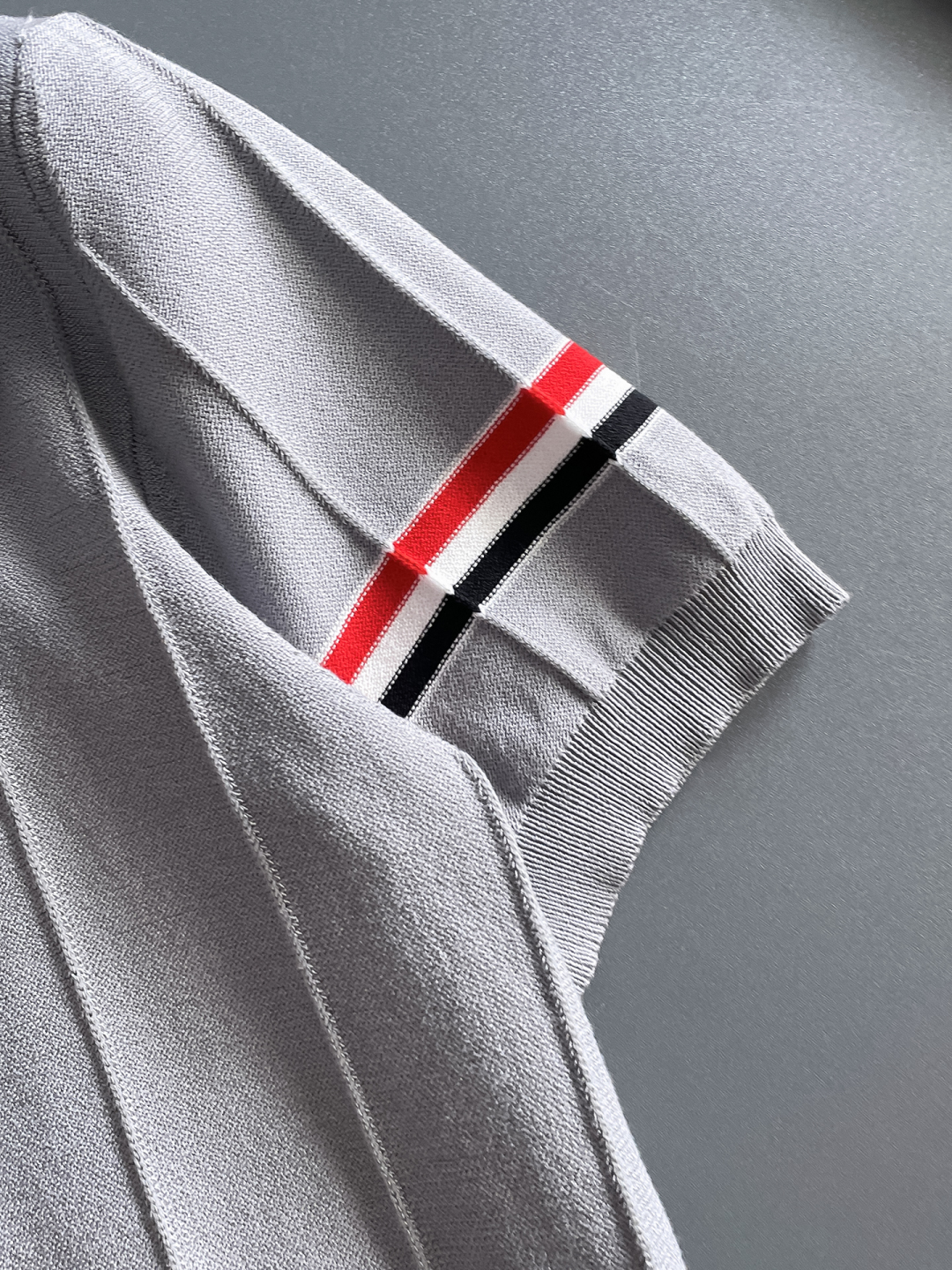 Thom Browne Men's Gray Ribbed Knit Short Sleeve T-Shirt with Arm Stripes 7 cmp i1748623373370 8884 0 5