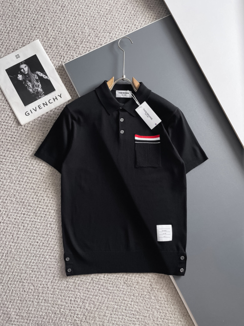 Polo Thom Browne Noir en Maille avec Détails Distinctifs et Coupe Confortable 1 Polo Thom Browne Noir en Maille avec Détails Distinctifs et Coupe Confortable