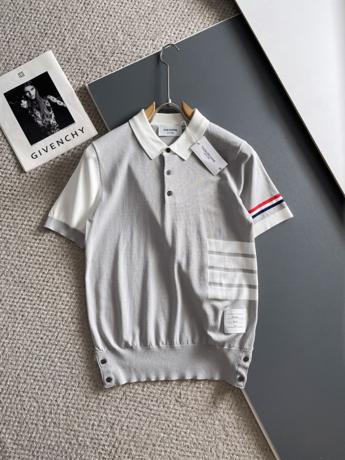 Elegante Polo de Punto Thom Browne con Detalles Distintivos para Hombre 1 Elegante Polo de Punto Thom Browne con Detalles Distintivos para Hombre