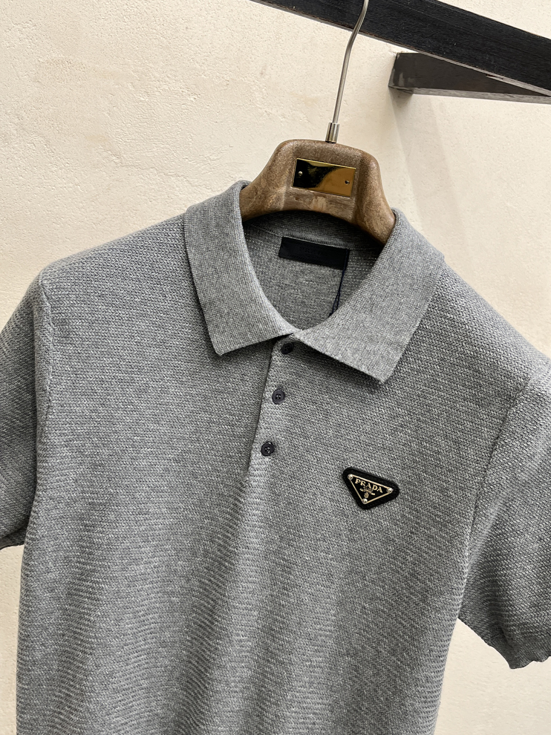 普拉达 2026春夏新款男士顶级翻领针织短袖T恤，品牌最新设计元素！既不单调也不复杂,恰到好处的展现品味