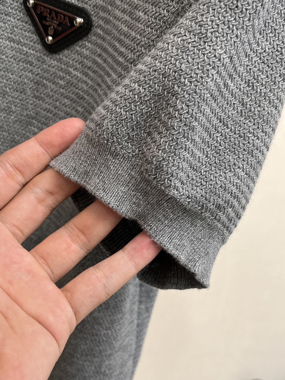 普拉达 2026春夏新款男士顶级翻领针织短袖T恤，品牌最新设计元素！既不单调也不复杂,恰到好处的展现品味