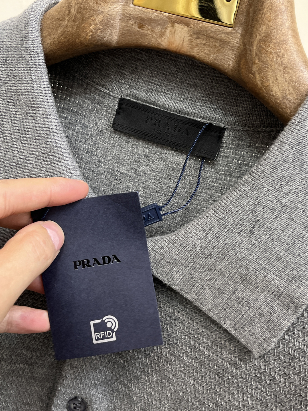 普拉达 2026春夏新款男士顶级翻领针织短袖T恤，品牌最新设计元素！既不单调也不复杂,恰到好处的展现品味