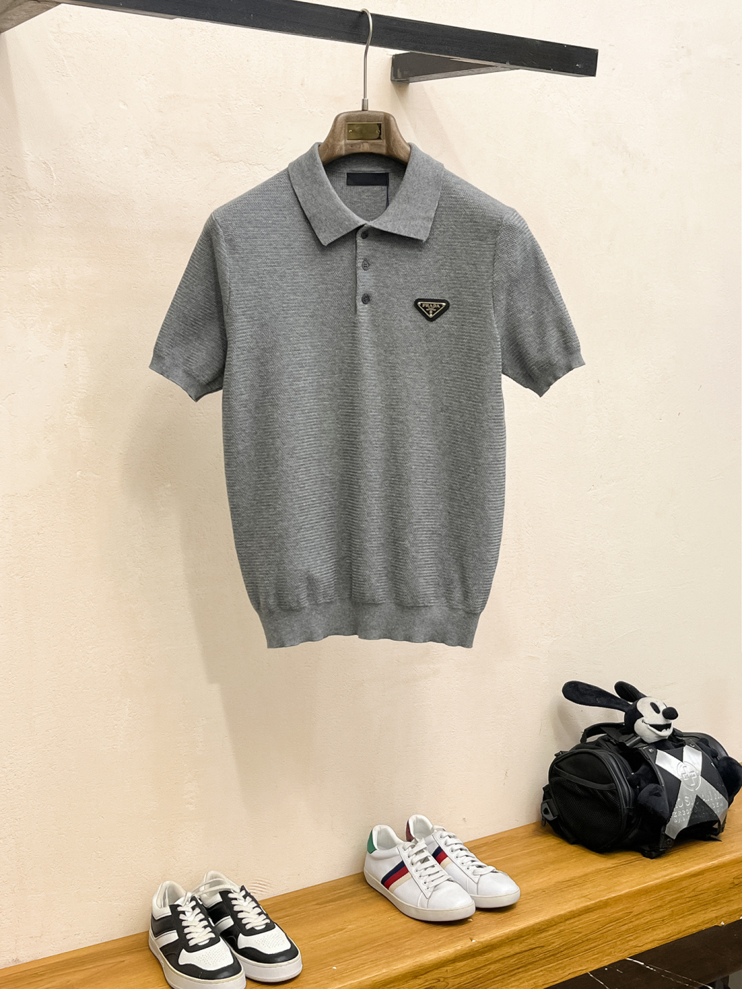 普拉达 2026春夏新款男士顶级翻领针织短袖T恤，品牌最新设计元素！既不单调也不复杂,恰到好处的展现品味