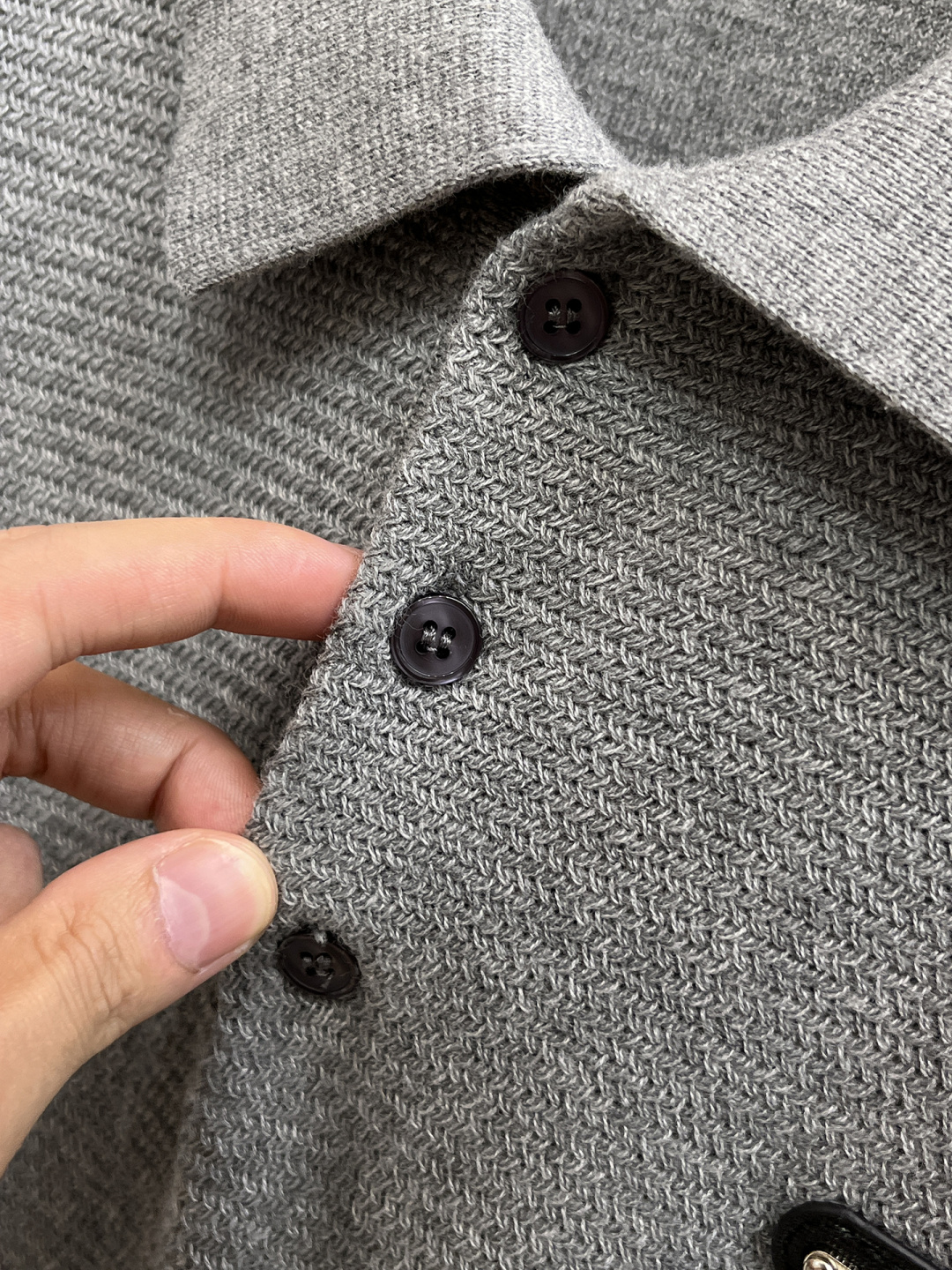 普拉达 2026春夏新款男士顶级翻领针织短袖T恤，品牌最新设计元素！既不单调也不复杂,恰到好处的展现品味