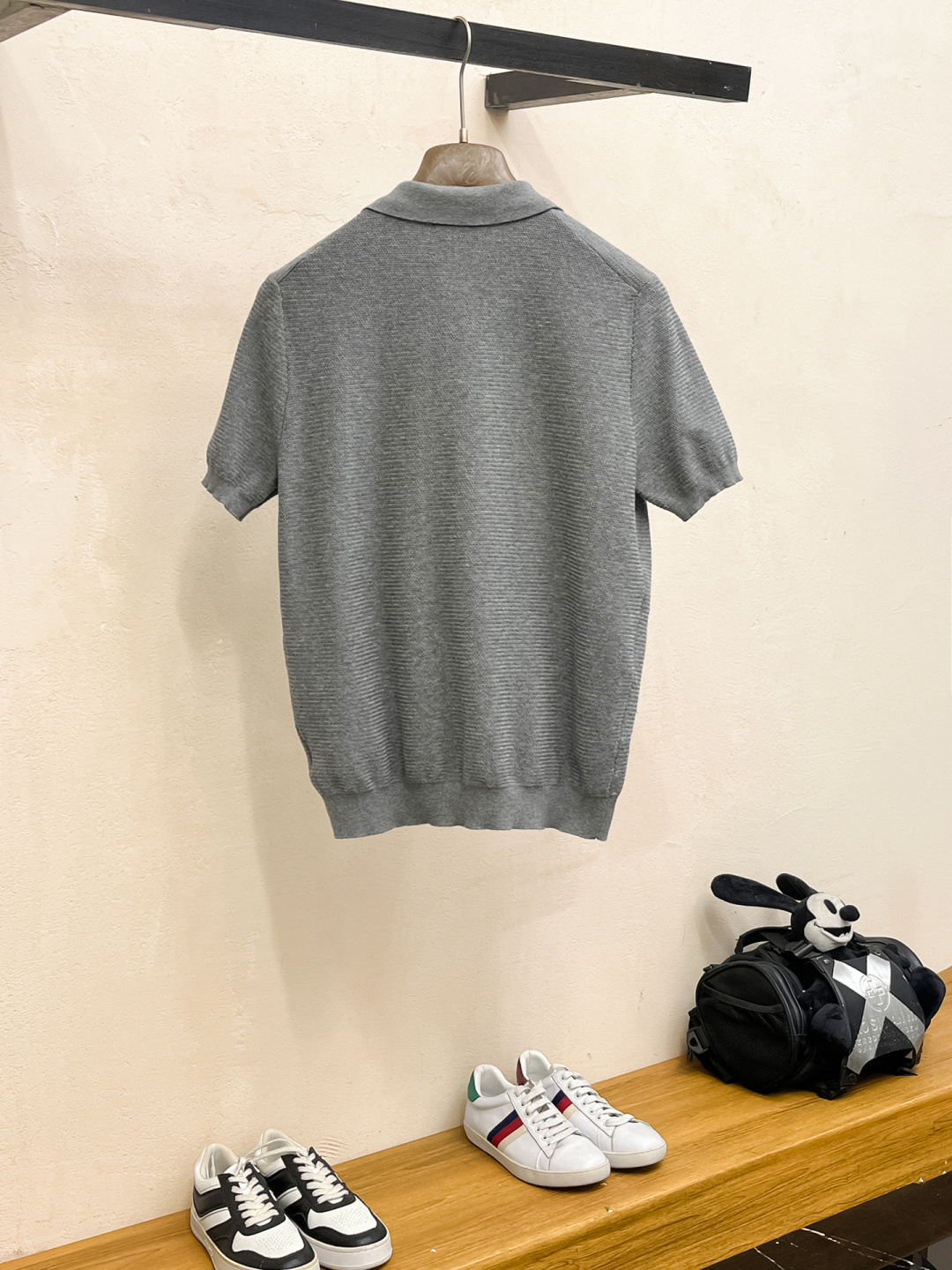 普拉达 2026春夏新款男士顶级翻领针织短袖T恤，品牌最新设计元素！既不单调也不复杂,恰到好处的展现品味