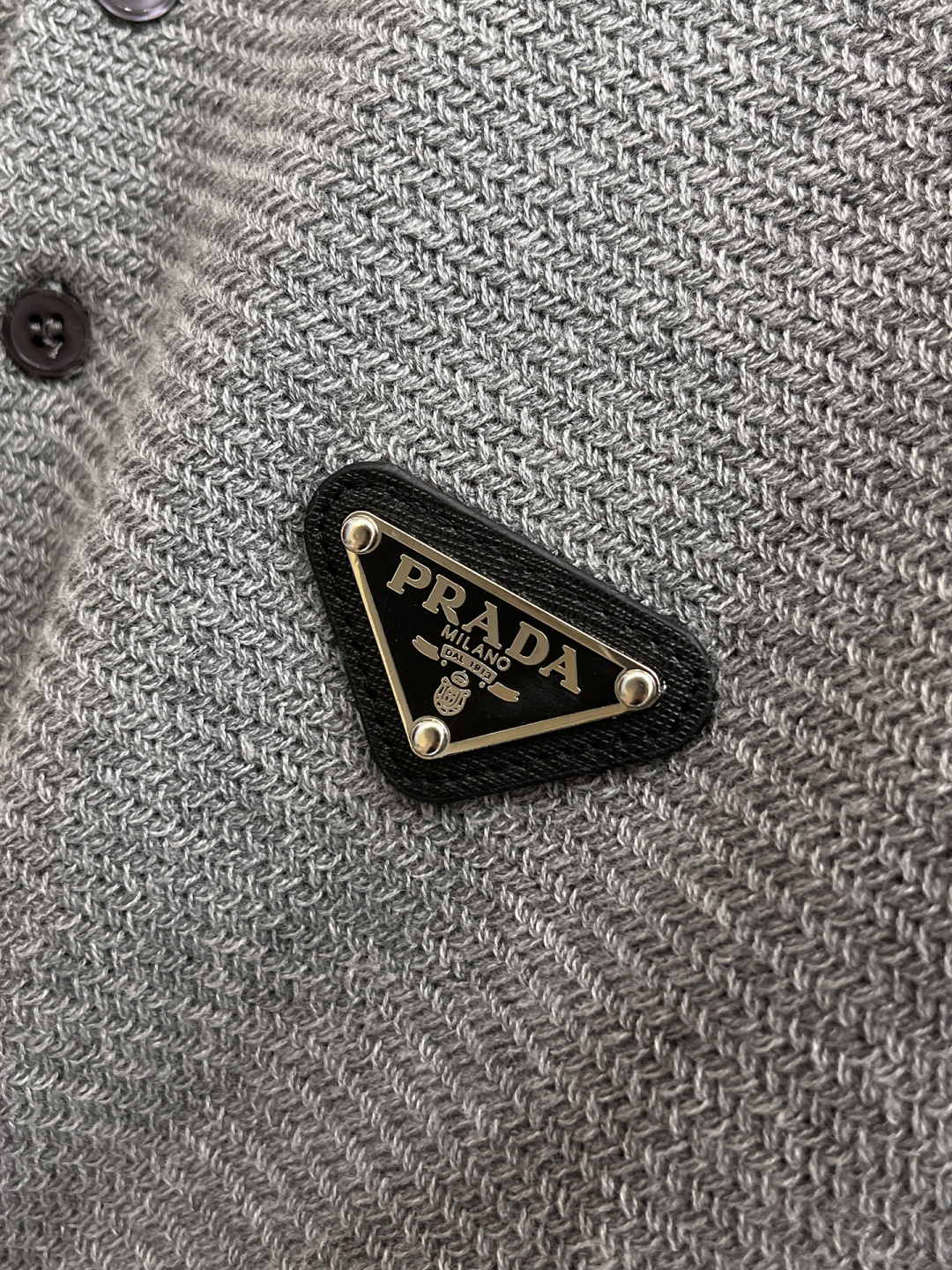 普拉达 2026春夏新款男士顶级翻领针织短袖T恤，品牌最新设计元素！既不单调也不复杂,恰到好处的展现品味