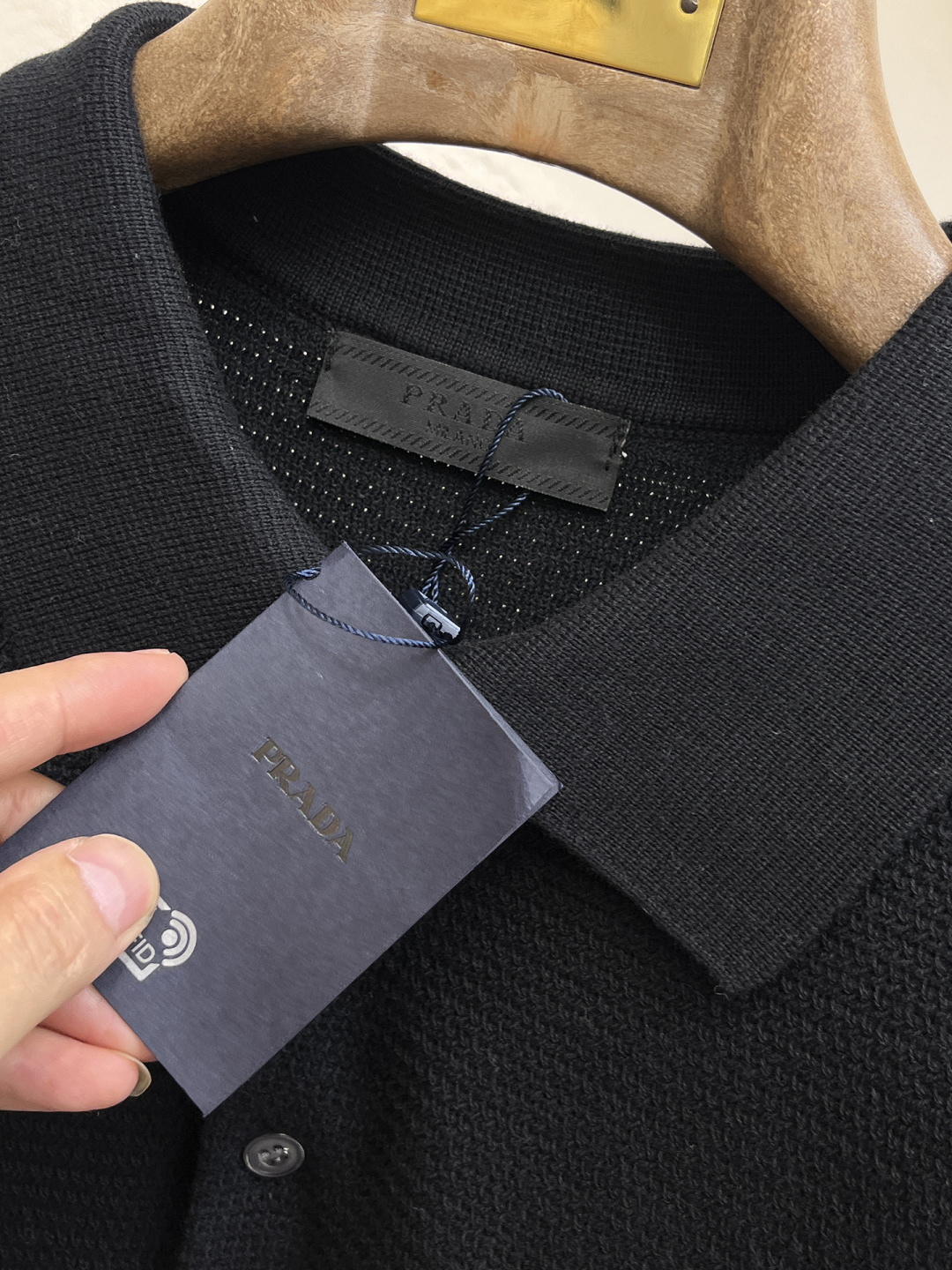 普拉达 2026春夏新款男士顶级翻领针织短袖T恤，品牌最新设计元素！既不单调也不复杂,恰到好处的展现品味