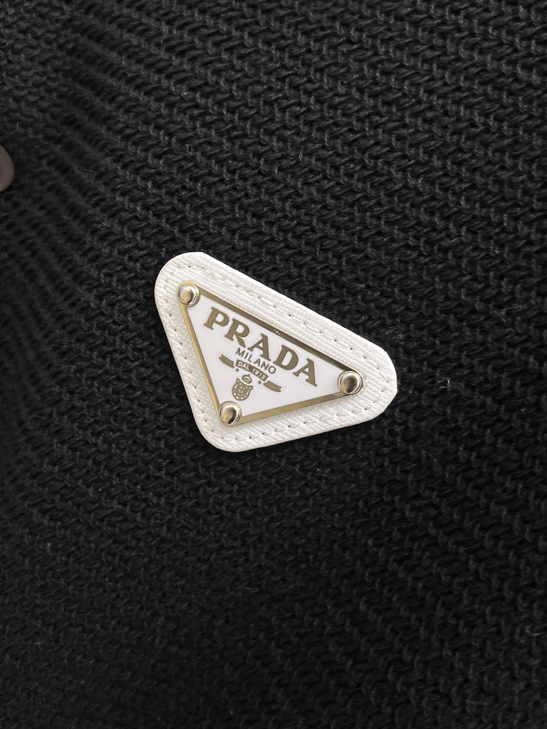 普拉达 2026春夏新款男士顶级翻领针织短袖T恤，品牌最新设计元素！既不单调也不复杂,恰到好处的展现品味