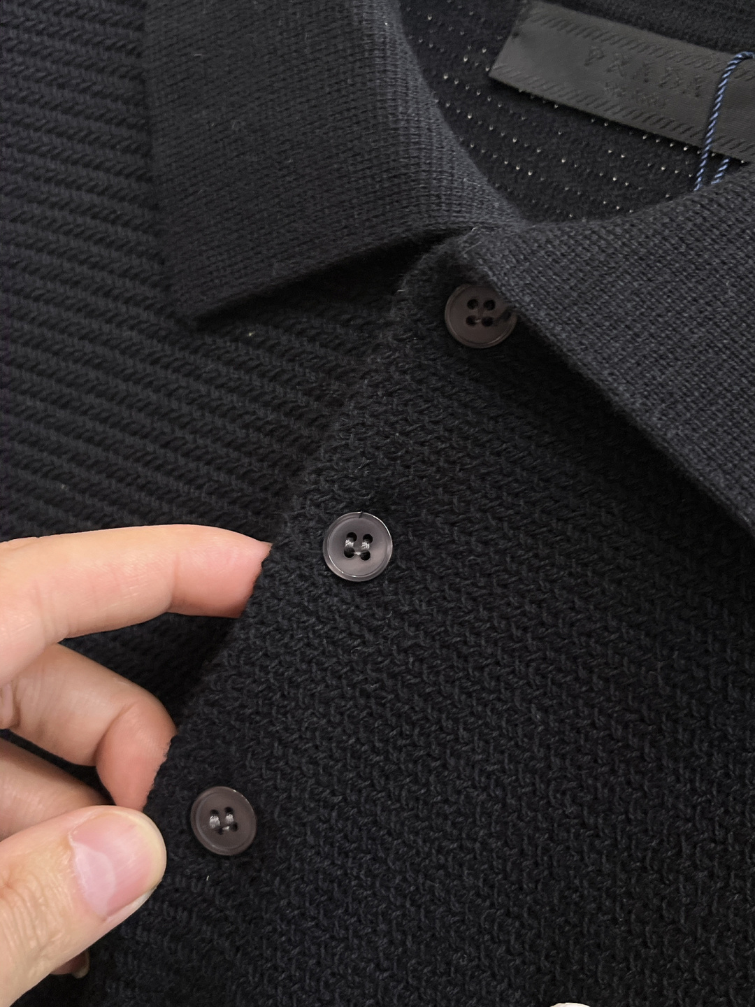 普拉达 2026春夏新款男士顶级翻领针织短袖T恤，品牌最新设计元素！既不单调也不复杂,恰到好处的展现品味