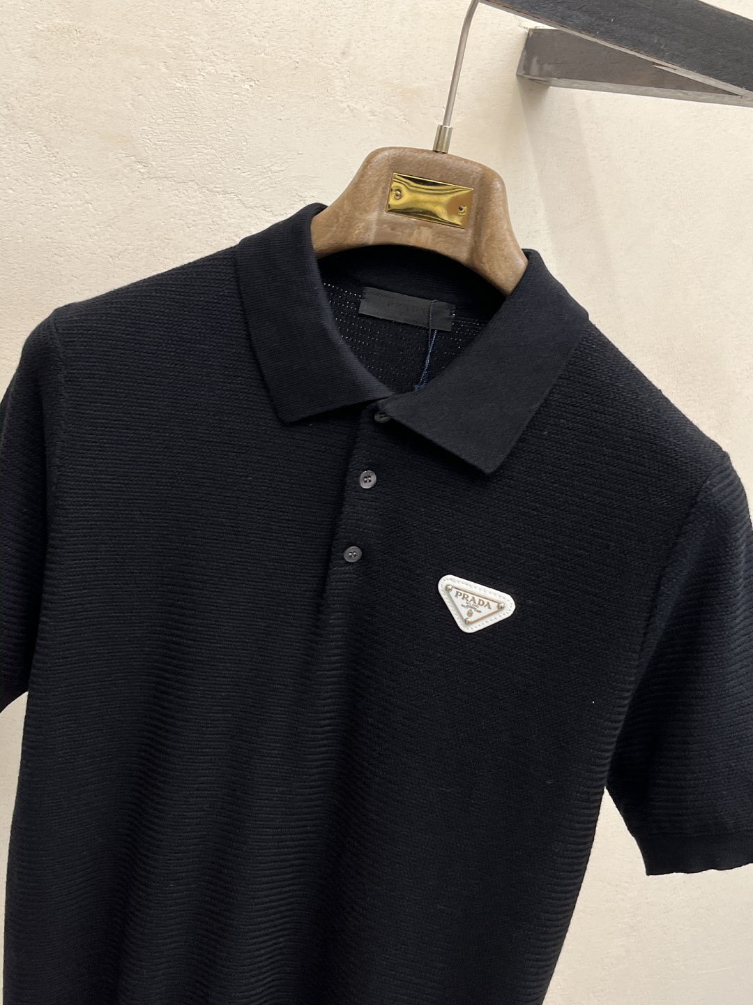 普拉达 2026春夏新款男士顶级翻领针织短袖T恤，品牌最新设计元素！既不单调也不复杂,恰到好处的展现品味