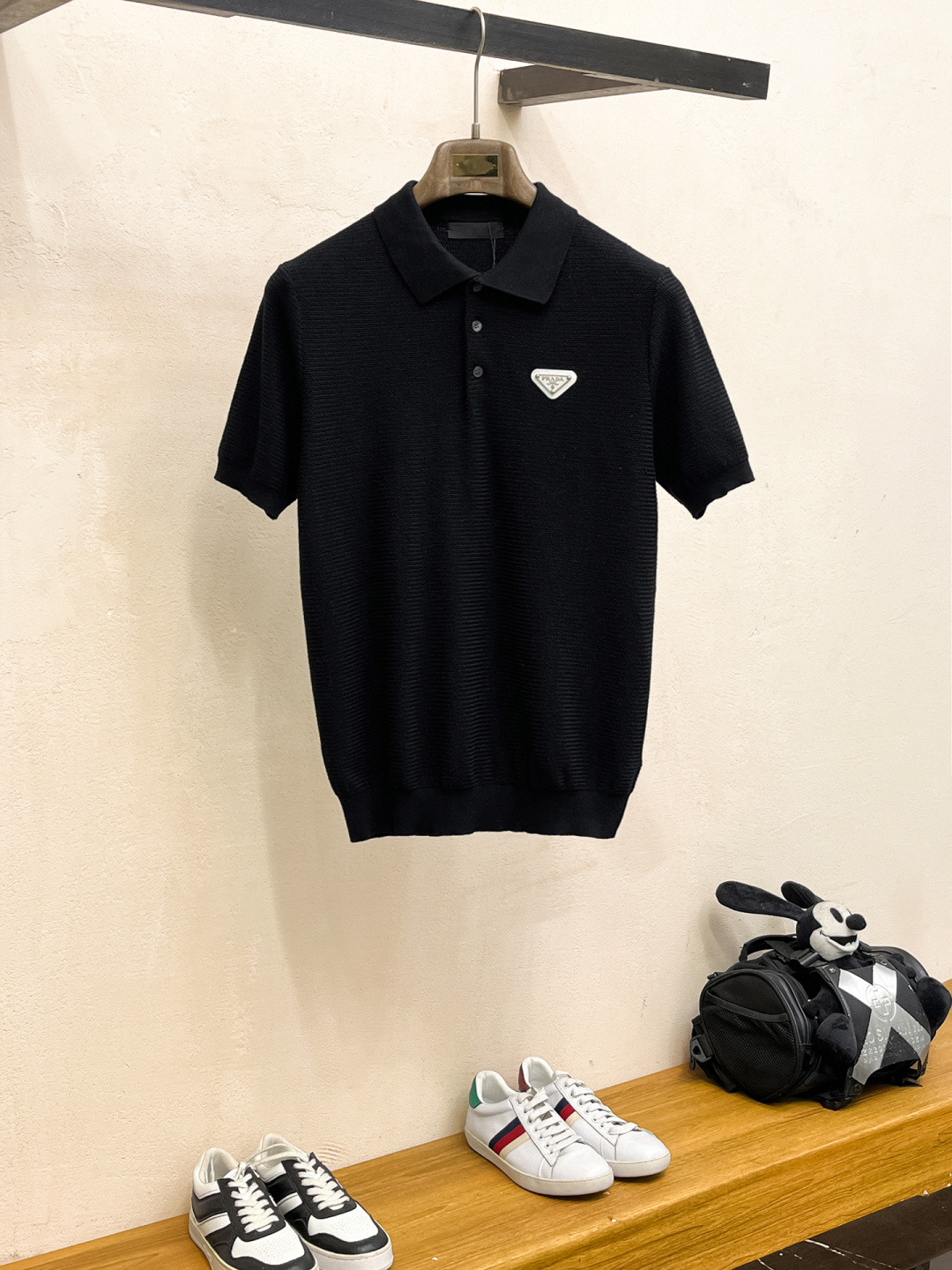 普拉达 2026春夏新款男士顶级翻领针织短袖T恤，品牌最新设计元素！既不单调也不复杂,恰到好处的展现品味
