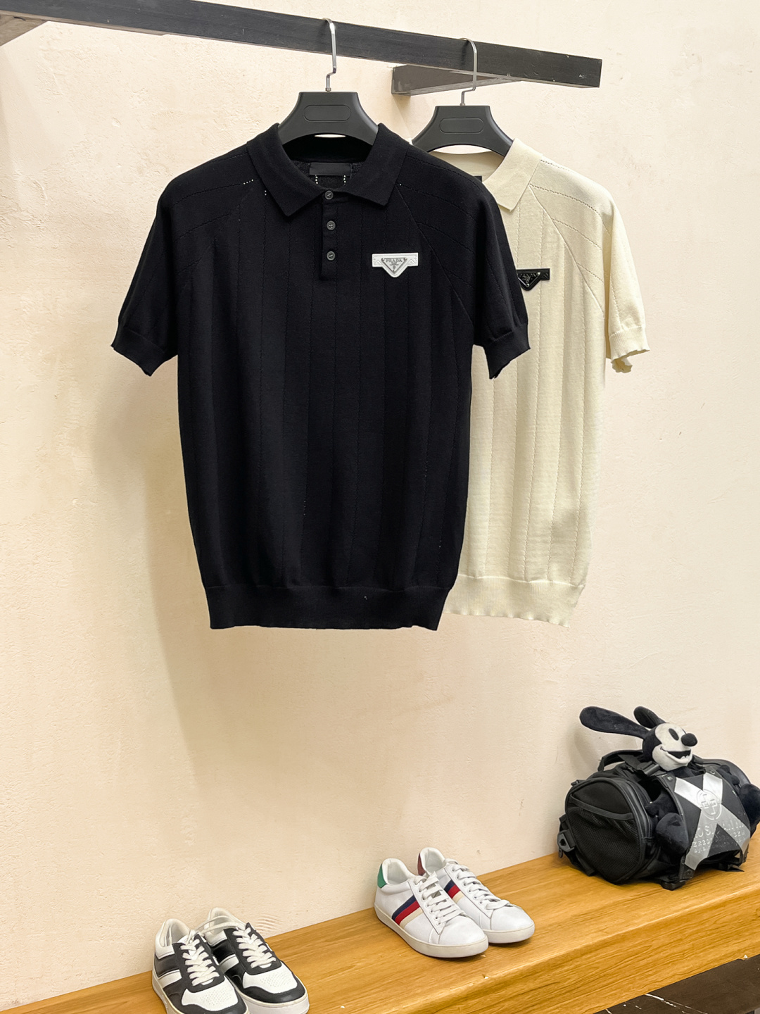 普拉达 2026春夏新款男士顶级翻领针织短袖T恤，品牌最新设计元素！既不单调也不复杂,恰到好处的展现品味