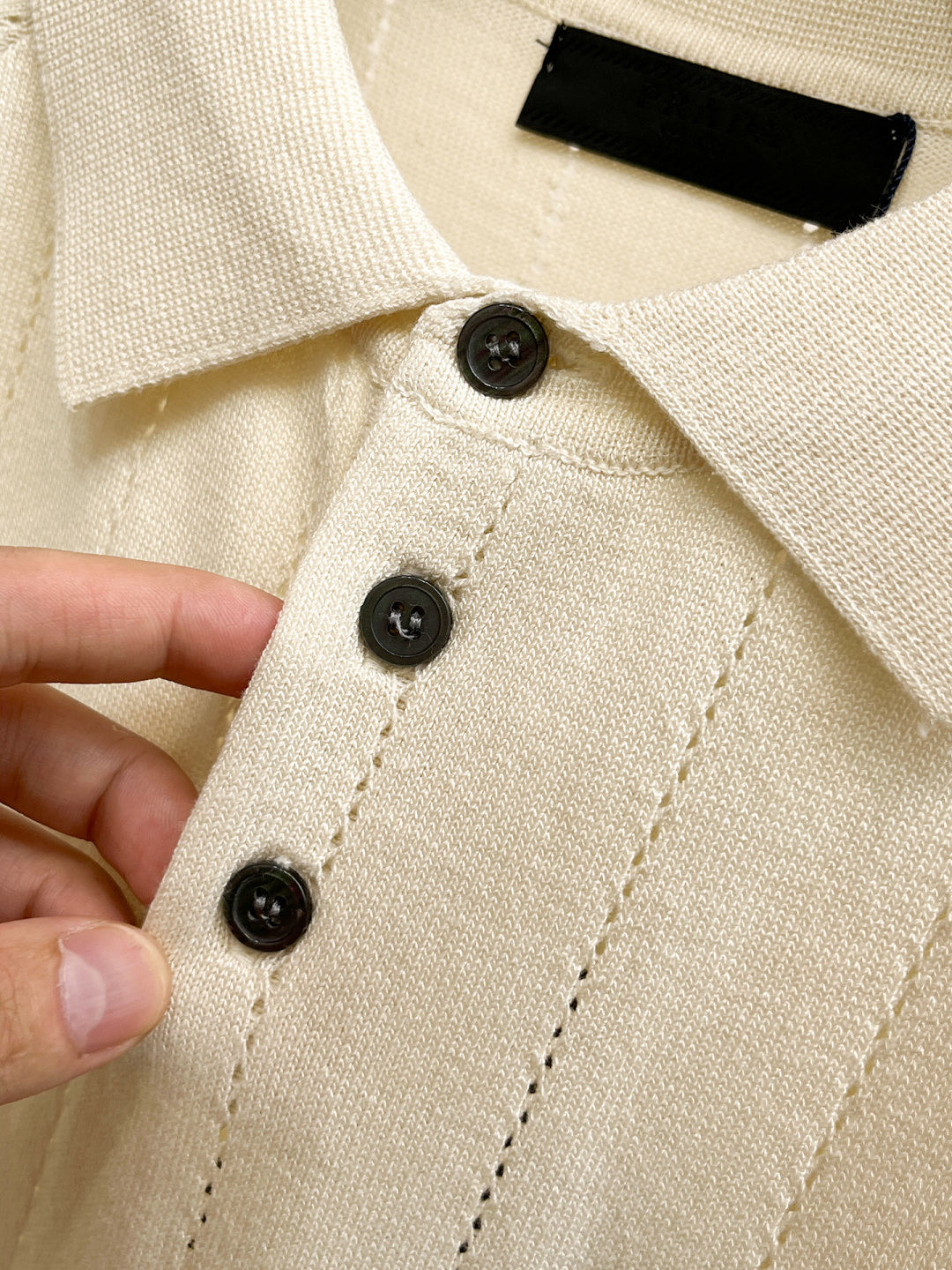 普拉达 2026春夏新款男士顶级翻领针织短袖T恤，品牌最新设计元素！既不单调也不复杂,恰到好处的展现品味