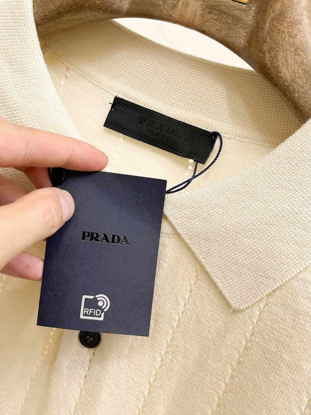 普拉达 2026春夏新款男士顶级翻领针织短袖T恤，品牌最新设计元素！既不单调也不复杂,恰到好处的展现品味