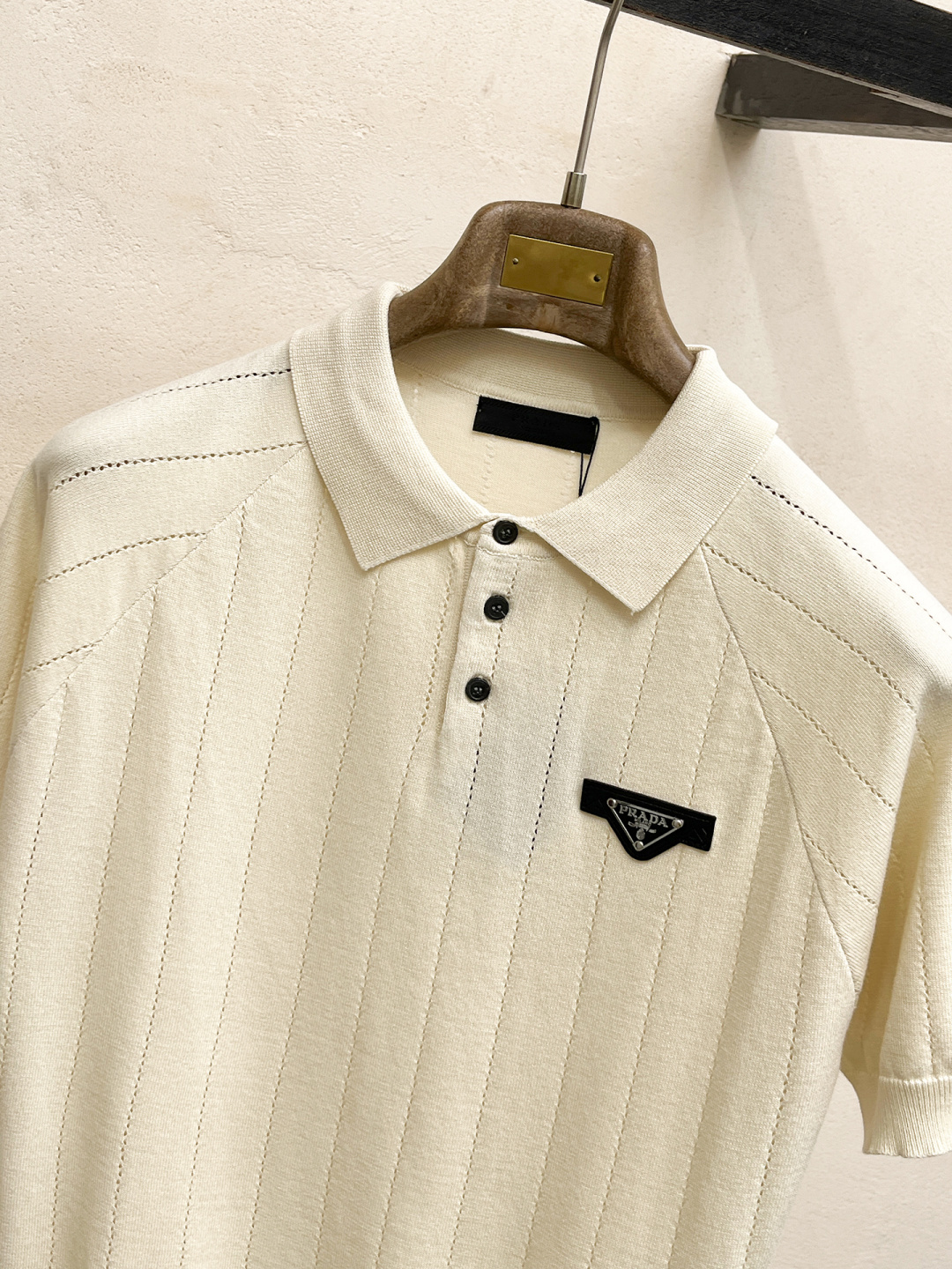 普拉达 2026春夏新款男士顶级翻领针织短袖T恤，品牌最新设计元素！既不单调也不复杂,恰到好处的展现品味