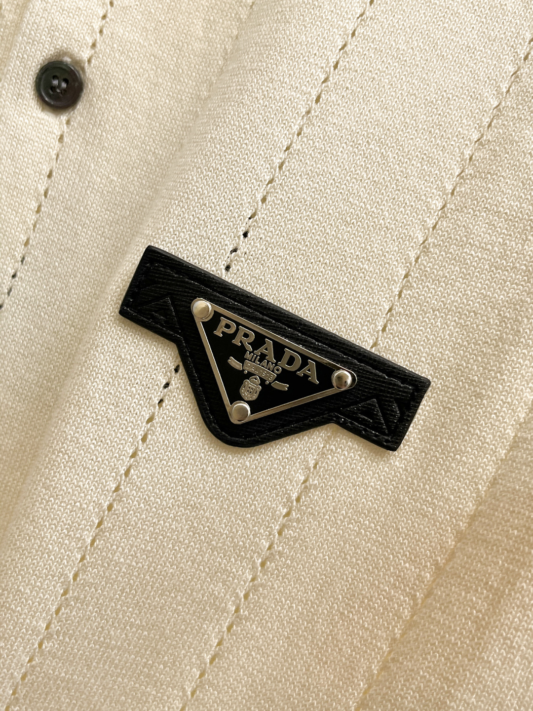 普拉达 2026春夏新款男士顶级翻领针织短袖T恤，品牌最新设计元素！既不单调也不复杂,恰到好处的展现品味