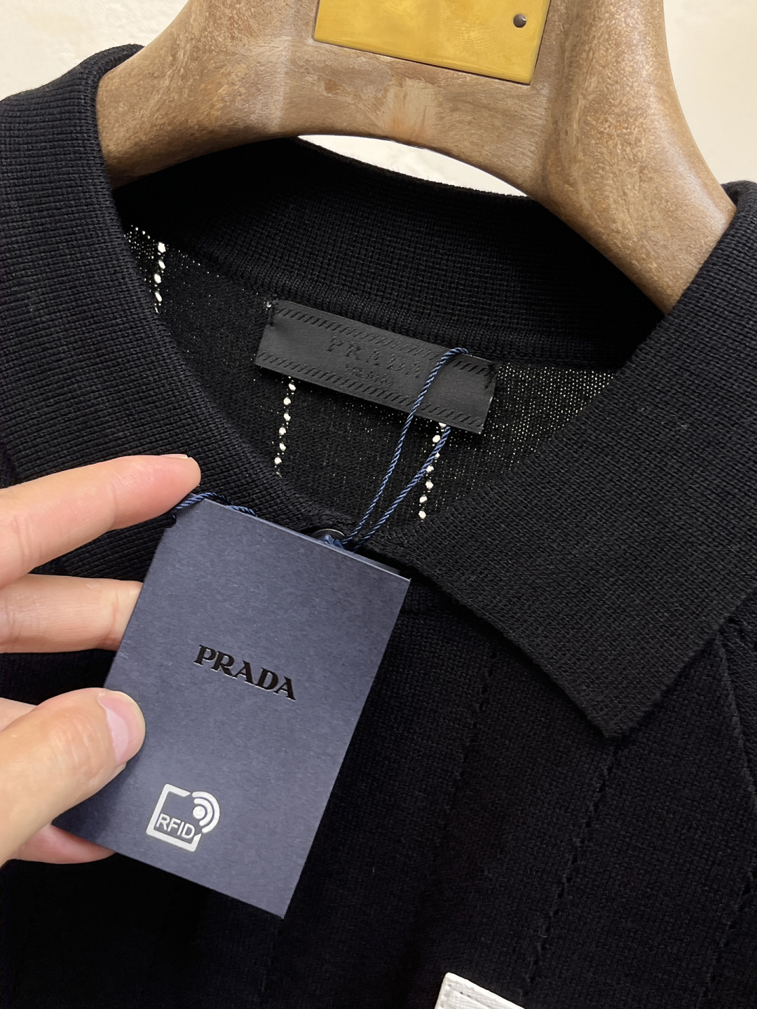 普拉达 2026春夏新款男士顶级翻领针织短袖T恤，品牌最新设计元素！既不单调也不复杂,恰到好处的展现品味