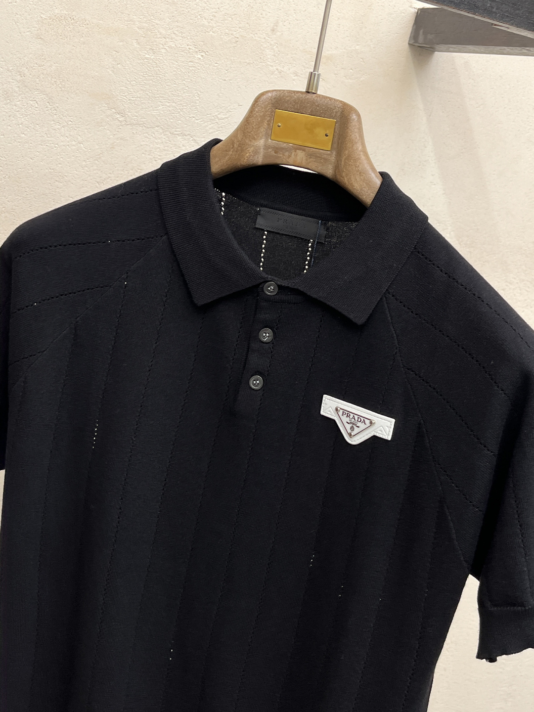 普拉达 2026春夏新款男士顶级翻领针织短袖T恤，品牌最新设计元素！既不单调也不复杂,恰到好处的展现品味