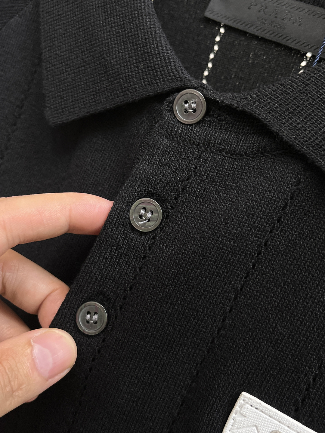 普拉达 2026春夏新款男士顶级翻领针织短袖T恤，品牌最新设计元素！既不单调也不复杂,恰到好处的展现品味