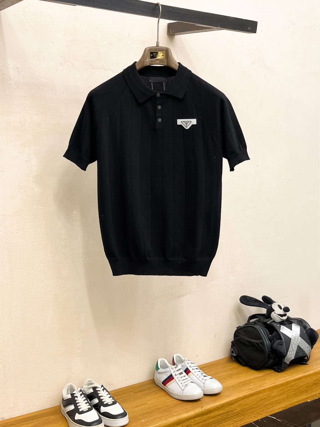 普拉达 2026春夏新款男士顶级翻领针织短袖T恤，品牌最新设计元素！既不单调也不复杂,恰到好处的展现品味