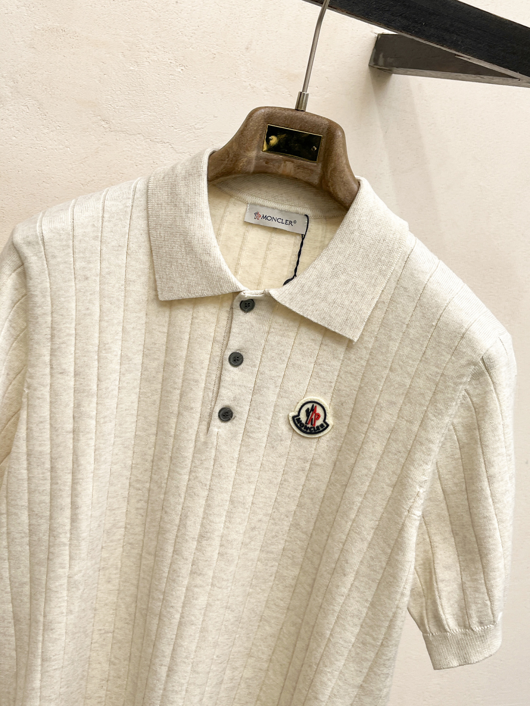 蒙口 2026春夏新款男士顶级翻领针织短袖T恤，品牌最新设计元素！既不单调也不复杂,恰到好处的展现品味！