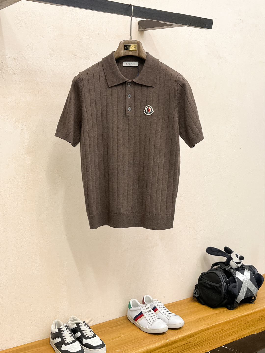 蒙口 2026春夏新款男士顶级翻领针织短袖T恤，品牌最新设计元素！既不单调也不复杂,恰到好处的展现品味！