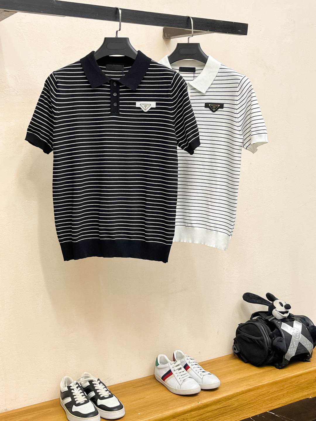 普拉达 2026春夏新款男士顶级翻领针织短袖T恤，品牌最新设计元素！既不单调也不复杂,恰到好处的展现品味