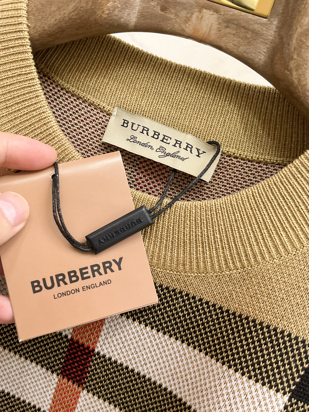 巴宝莉 秋冬新款男士顶级圆领针织短袖T恤，品牌最新设计元素！既不单调也不复杂,恰到好处的展现品味！客供定