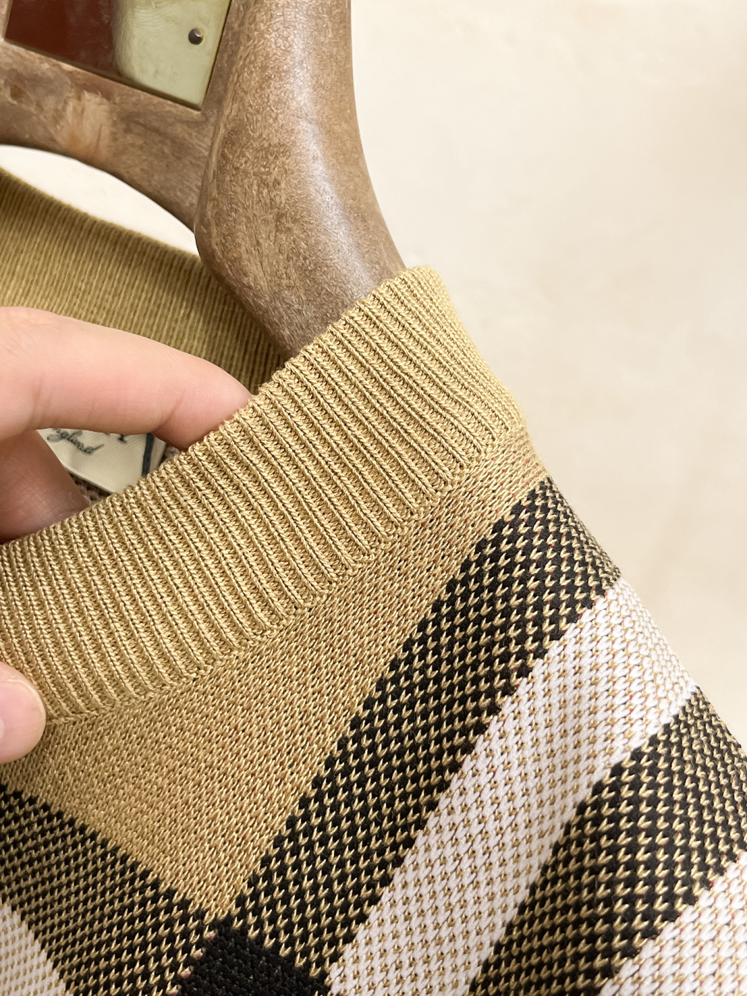 巴宝莉 秋冬新款男士顶级圆领针织短袖T恤，品牌最新设计元素！既不单调也不复杂,恰到好处的展现品味！客供定