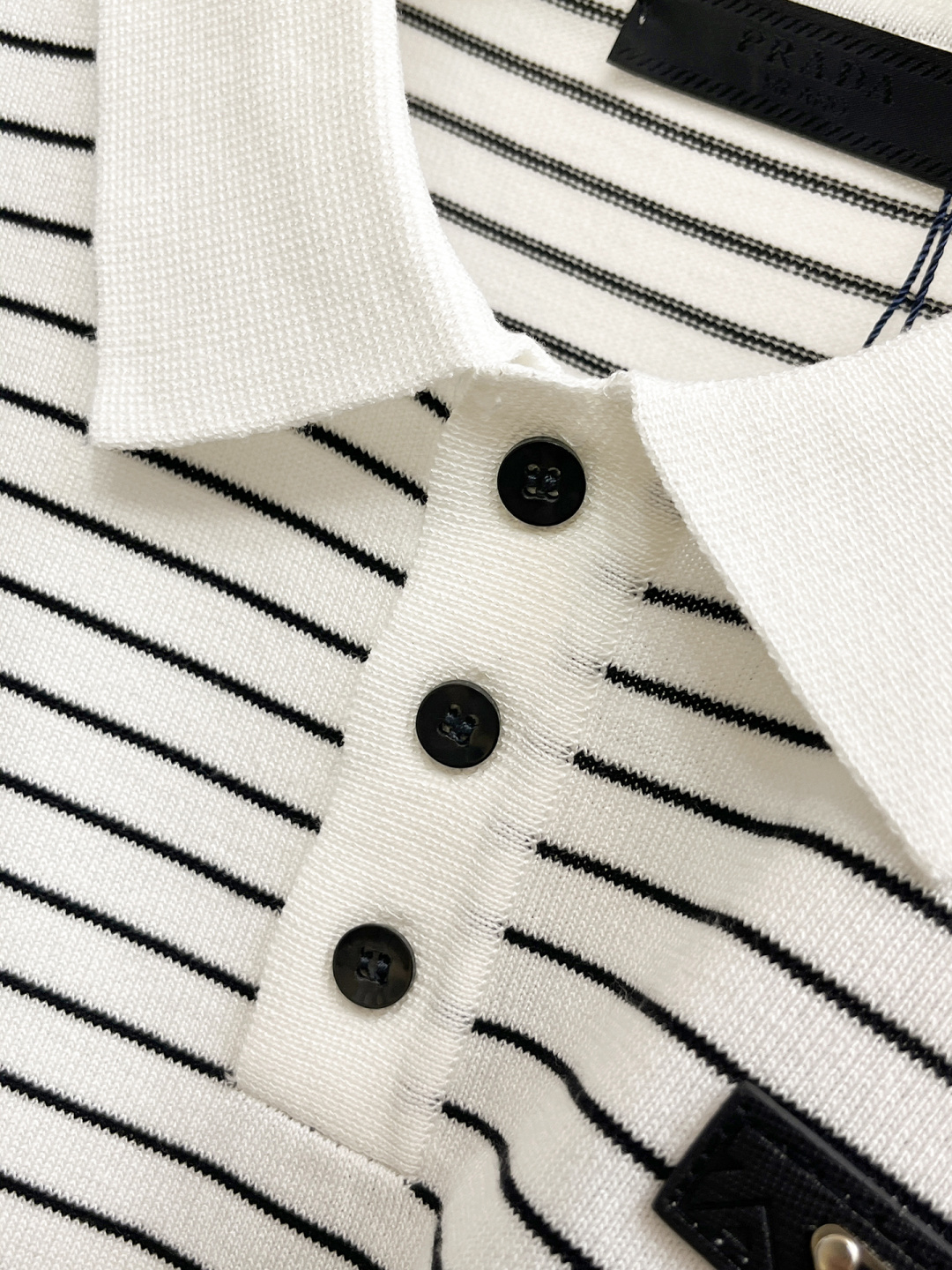 普拉达 2026春夏新款男士顶级翻领针织短袖T恤，品牌最新设计元素！既不单调也不复杂,恰到好处的展现品味