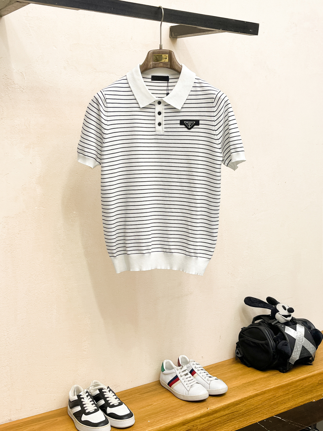 普拉达 2026春夏新款男士顶级翻领针织短袖T恤，品牌最新设计元素！既不单调也不复杂,恰到好处的展现品味