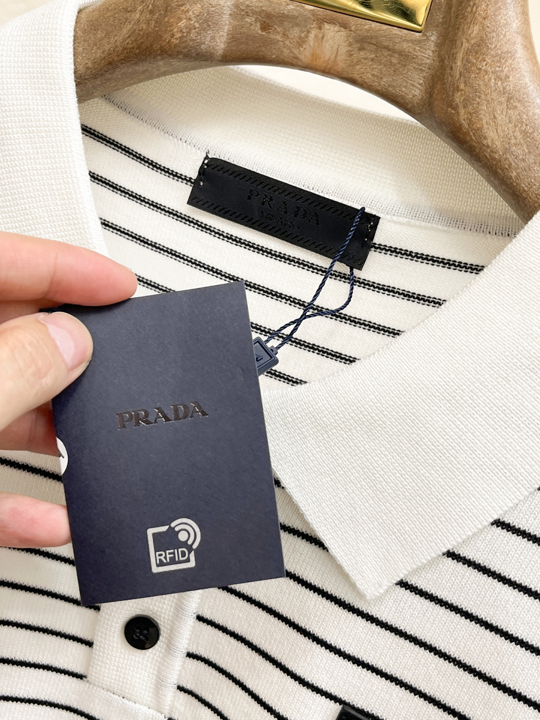 普拉达 2026春夏新款男士顶级翻领针织短袖T恤，品牌最新设计元素！既不单调也不复杂,恰到好处的展现品味