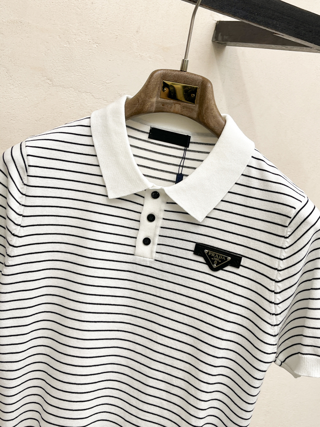 普拉达 2026春夏新款男士顶级翻领针织短袖T恤，品牌最新设计元素！既不单调也不复杂,恰到好处的展现品味