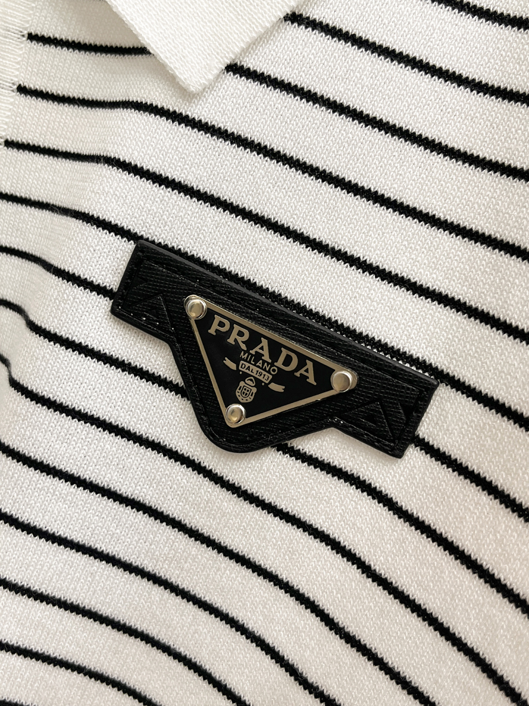 普拉达 2026春夏新款男士顶级翻领针织短袖T恤，品牌最新设计元素！既不单调也不复杂,恰到好处的展现品味