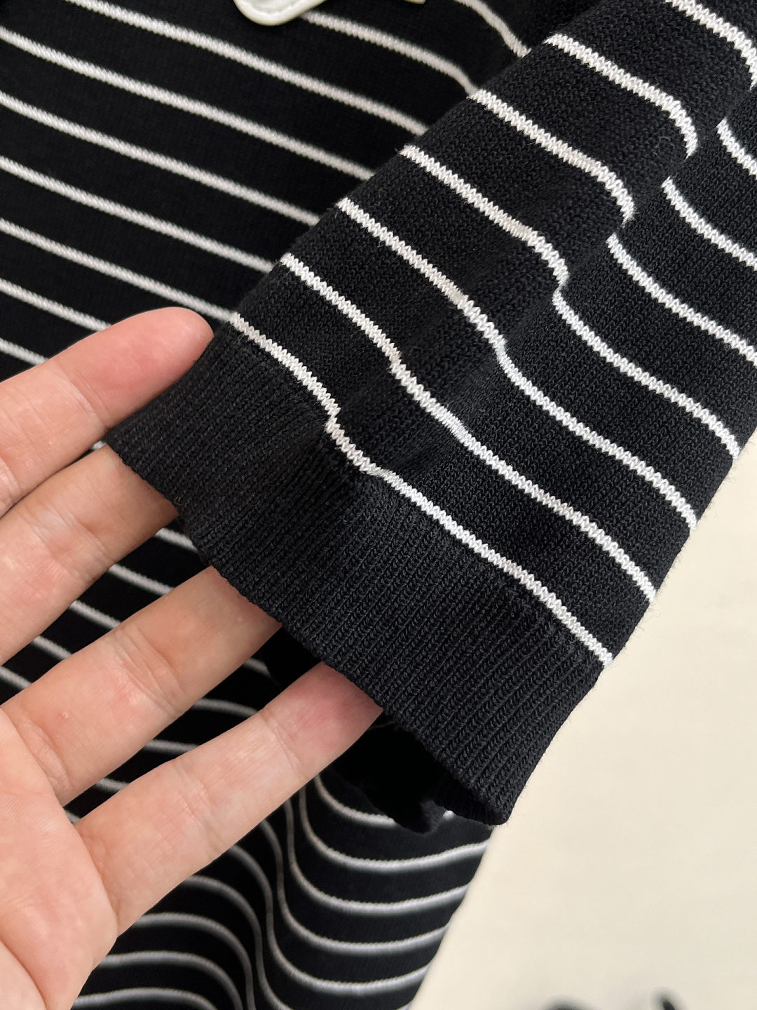 普拉达 2026春夏新款男士顶级翻领针织短袖T恤，品牌最新设计元素！既不单调也不复杂,恰到好处的展现品味