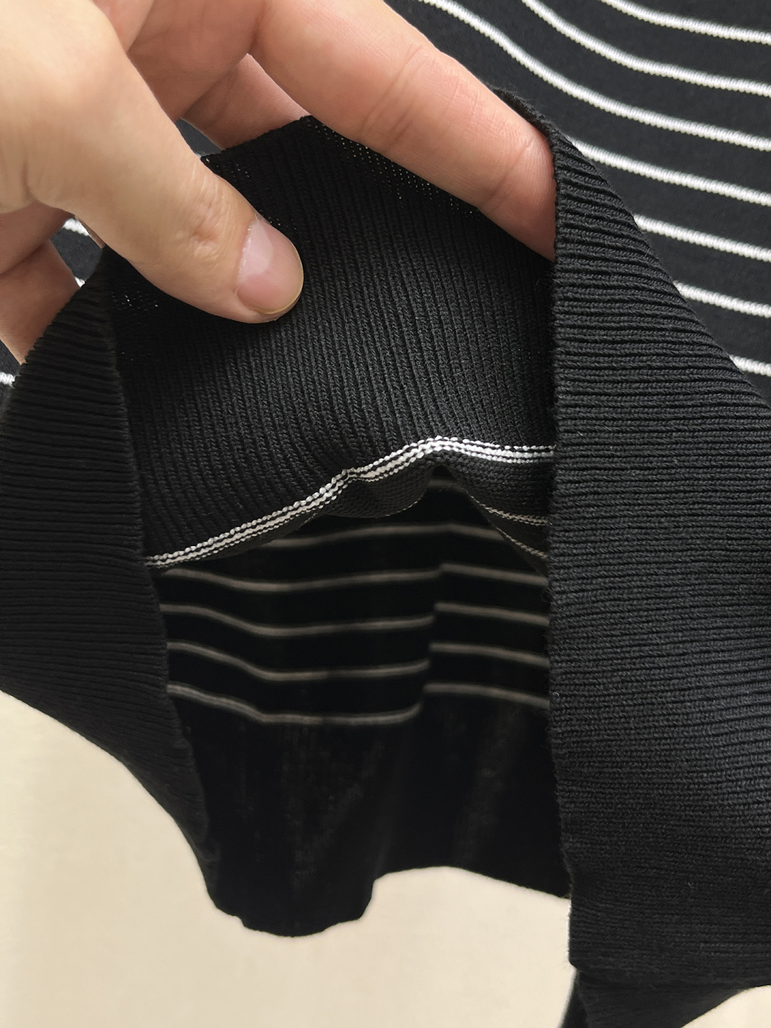 普拉达 2026春夏新款男士顶级翻领针织短袖T恤，品牌最新设计元素！既不单调也不复杂,恰到好处的展现品味